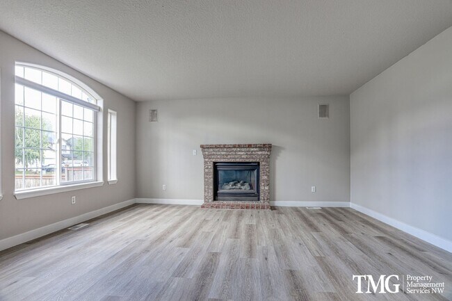 Foto del edificio - **MI Special: Feb Rent Free!!** 4 Bed 2.5 Bath Home Near Parks, Shopping, and Dining. Main Level ...