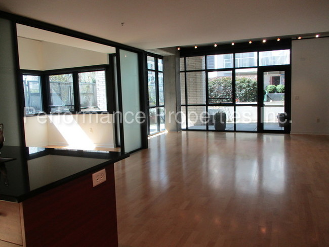 Building Photo - 1830 NW Riverscape St