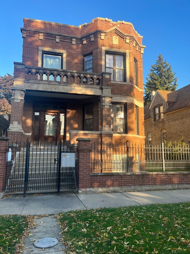 Building Photo - 1521 N Springfield Ave