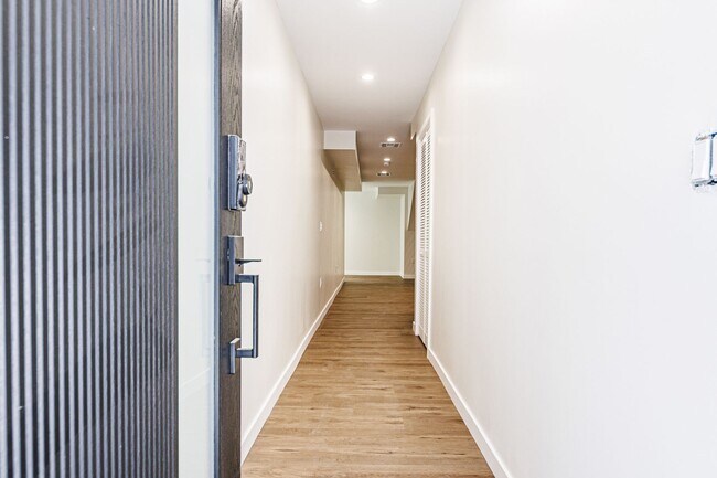 Foto del edificio - Fresh, Modern 2BR/3BA Townhome – 704 Sq Ft