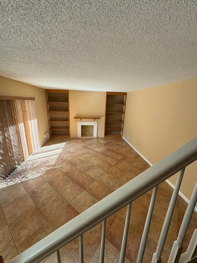 Building Photo - Spacious townhouse- 2 bed 2 bath with patio in great location!