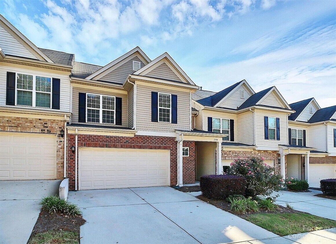 Foto principal - Cute three-bedroom townhome!