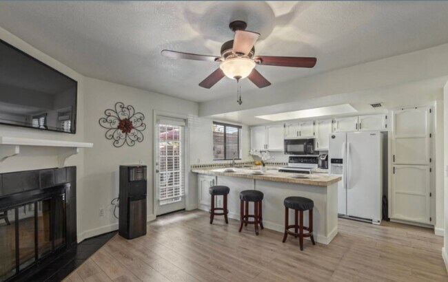 Photo - 170 E Guadalupe Rd Townhome