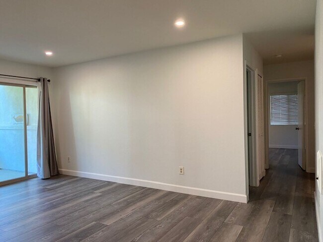Building Photo - Peaceful Coastal Living in Encinitas