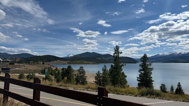 Foto del edificio - Lakefront Two Bedroom Two Bath Condo in Dillon