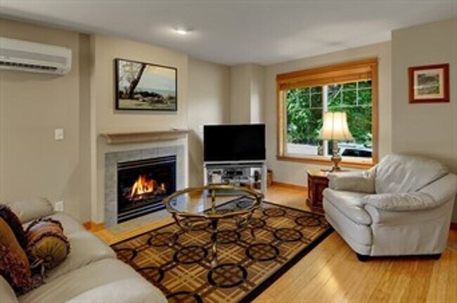 Building Photo - 2-bedroom, 2.5-bathroom Licton Springs Tow...