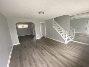 Building Photo - 562 Raritan St