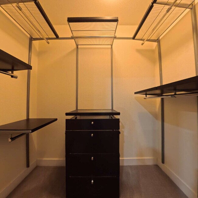 Building Photo - Charming 2nd Floor Unit In Gated Community!