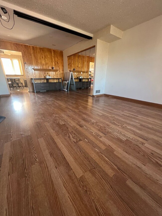 Foto del edificio - Stunning 3-Bedroom Townhome with One-Car G...