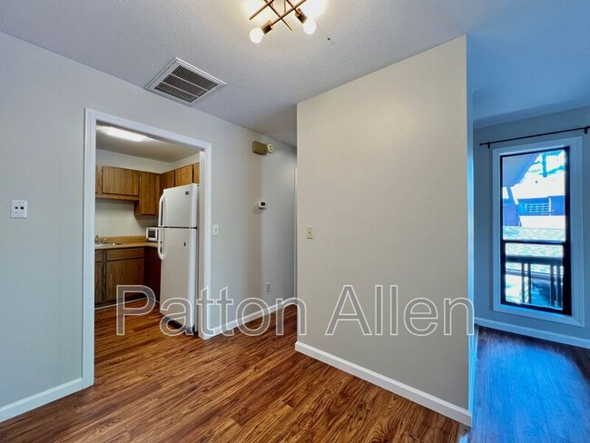 Building Photo - 580 Courtwood Ln