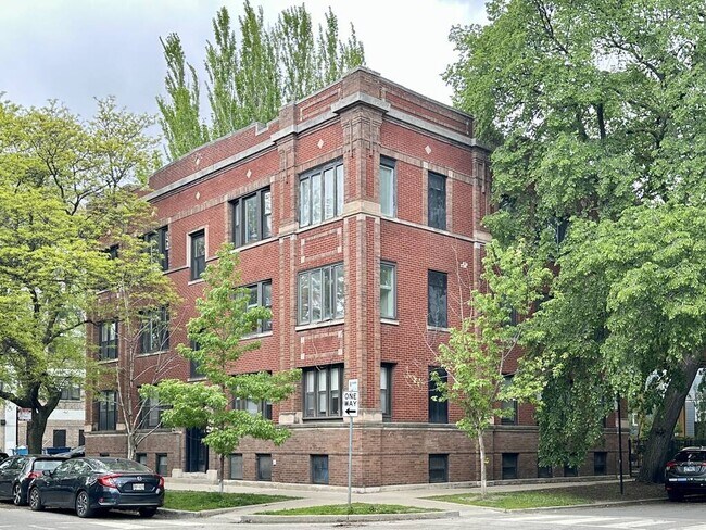 Building Photo - 1636 W Roscoe St