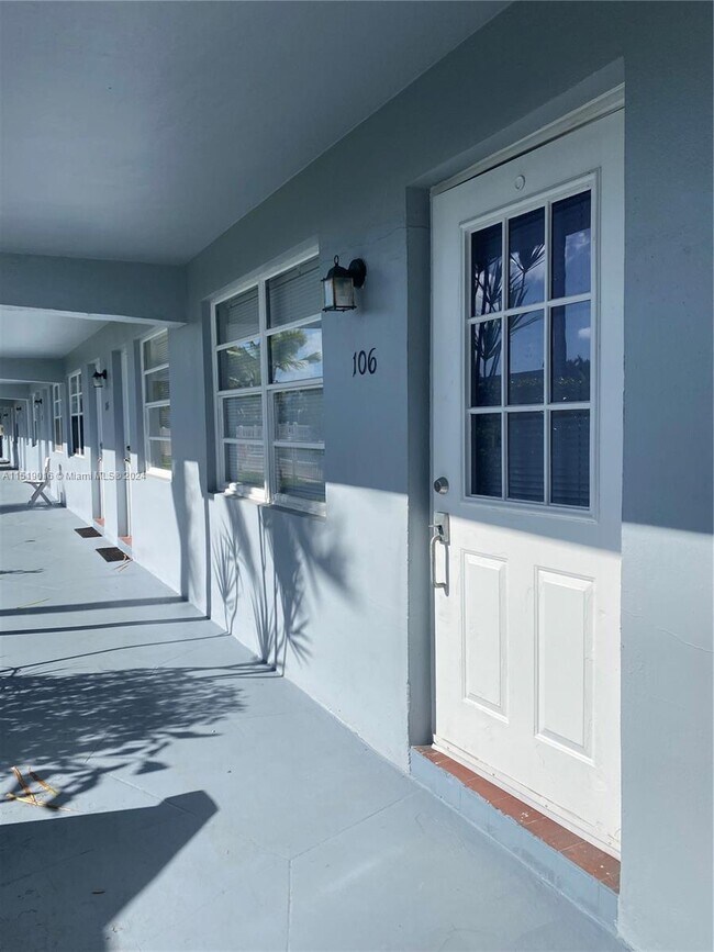 Building Photo - 701 Pine Dr