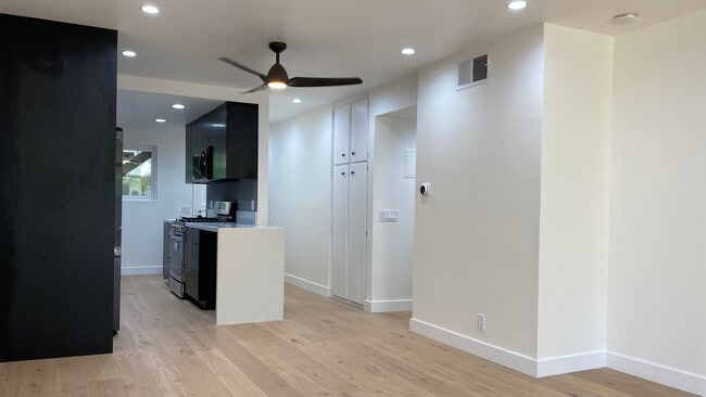 Cocina desde la sala de estar - 6474 Cavalleri Rd