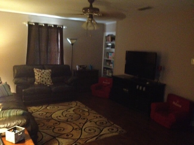 Building Photo - Cute 2 br 1 ba home for lease on corner lo...
