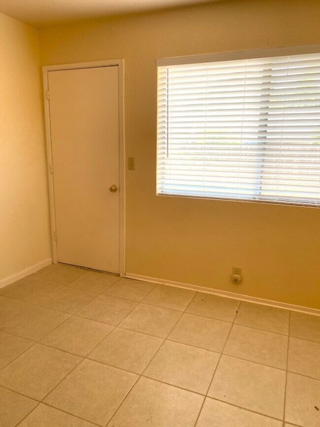 Building Photo - Cute 2 Bedroom 1 Bath Home w/ Large Backyard