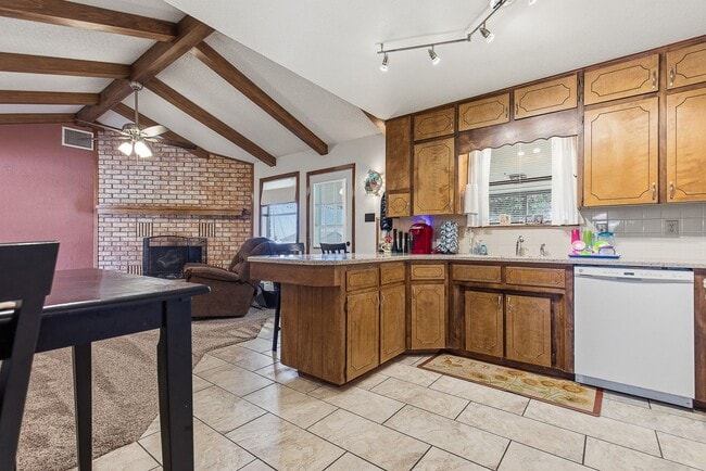 Building Photo - Spacious 3 bedroom 2 bath home with Solar Panels