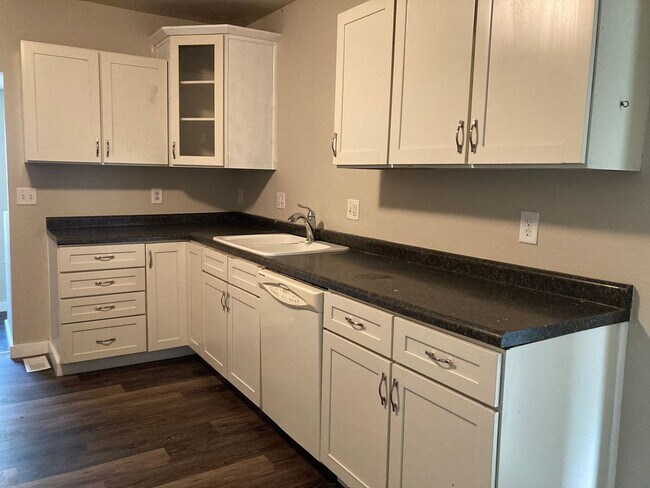 Building Photo - Spacious 3 Bedroom 1 Bath Home- Located on...