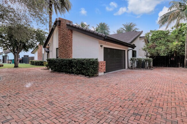 Foto del edificio - 13400 N Calusa Club Dr