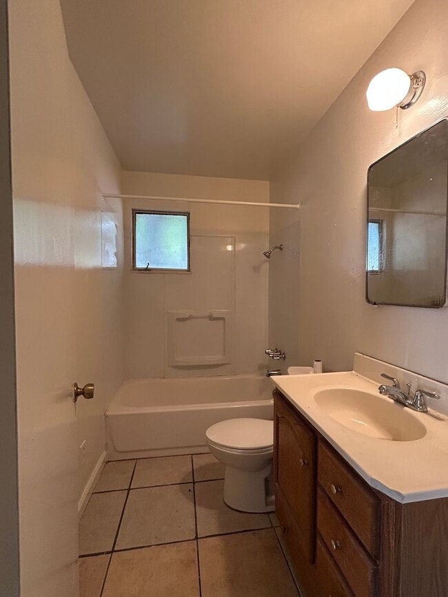 Building Photo - Gardella Duplex-824