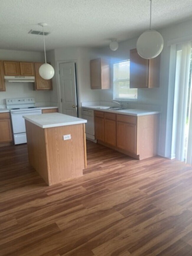 Foto del edificio - Large Home on corner lot!