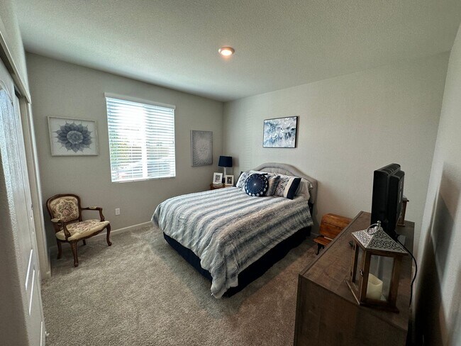 Building Photo - Beautiful 3 Bedroom, 2 Bath Home With SOLA...