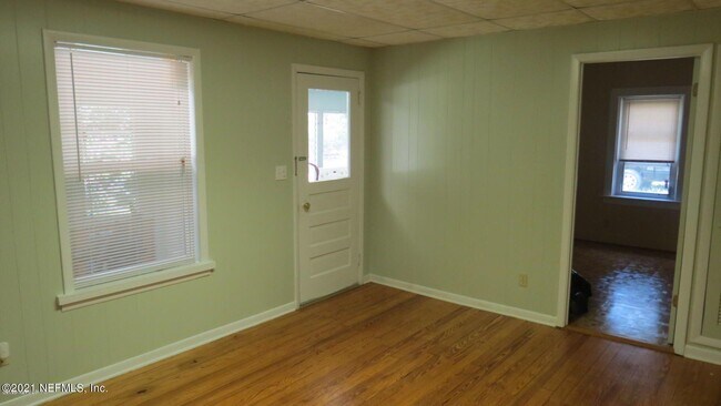 Building Photo - 127 Yardley Ave