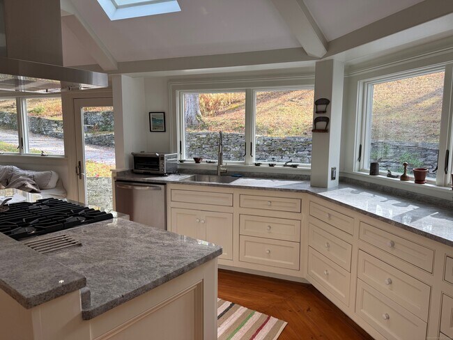 Foto del edificio - 150 Ferry Rd