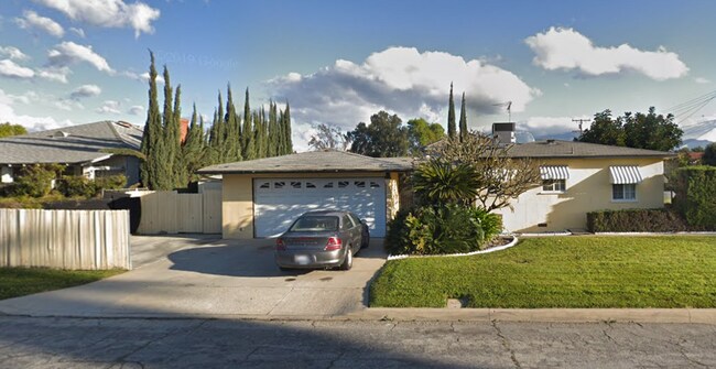 Entrada lateral - 1045 Palm Ave