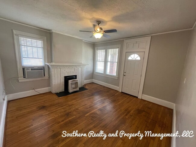 Building Photo - Newly Renovated Duplex