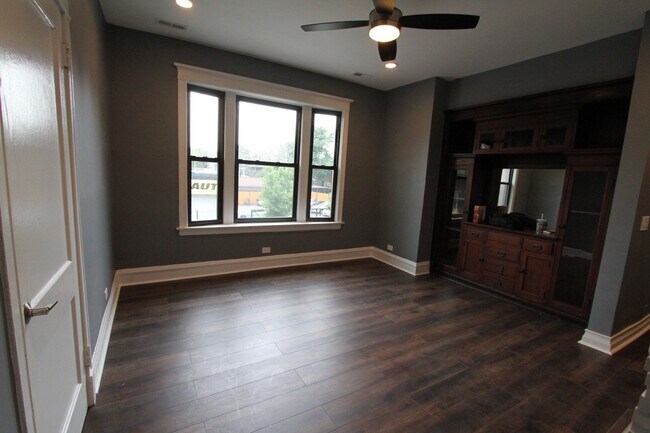 Building Photo - 6318 N Clark St