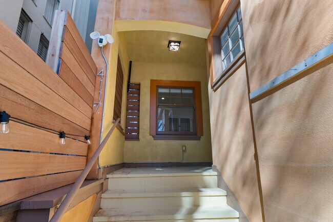 Beautiful Entry way - 4117 Howe St
