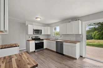 Building Photo - 456 Thompson St