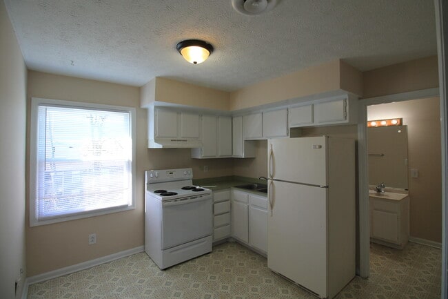 Building Photo - 310 Edgewood Dr