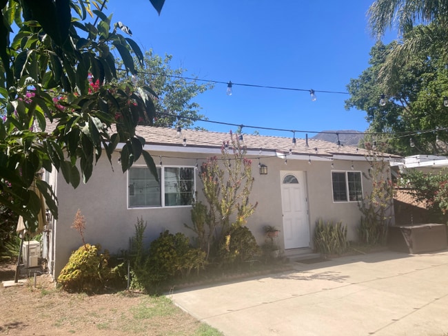 Building Photo - 15043 Larkspur St