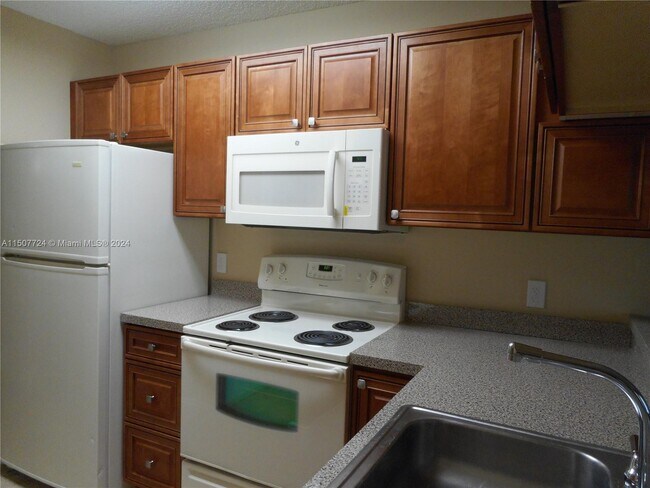 Building Photo - 1111 Coral Club Dr