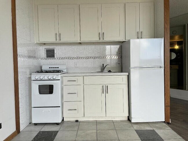 Foto del edificio - HOLIDAY VILLAGE studio, 1 bath, sec, A/C, ...