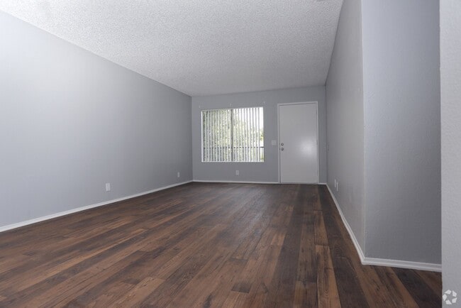 Sala de estar con pisos de madera en Riverdale Apartment Homes en Hemet, California. - Riverdale Apartments