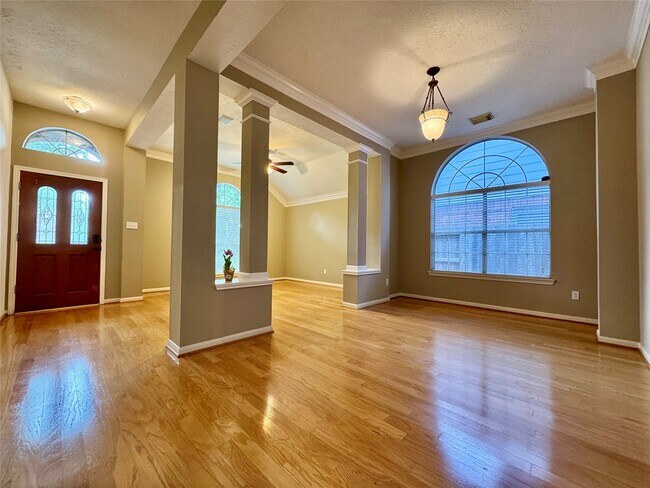 Foto del edificio - 1215 Wood Haven Ct