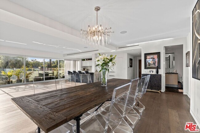 Foto del edificio - 838 N Doheny Dr