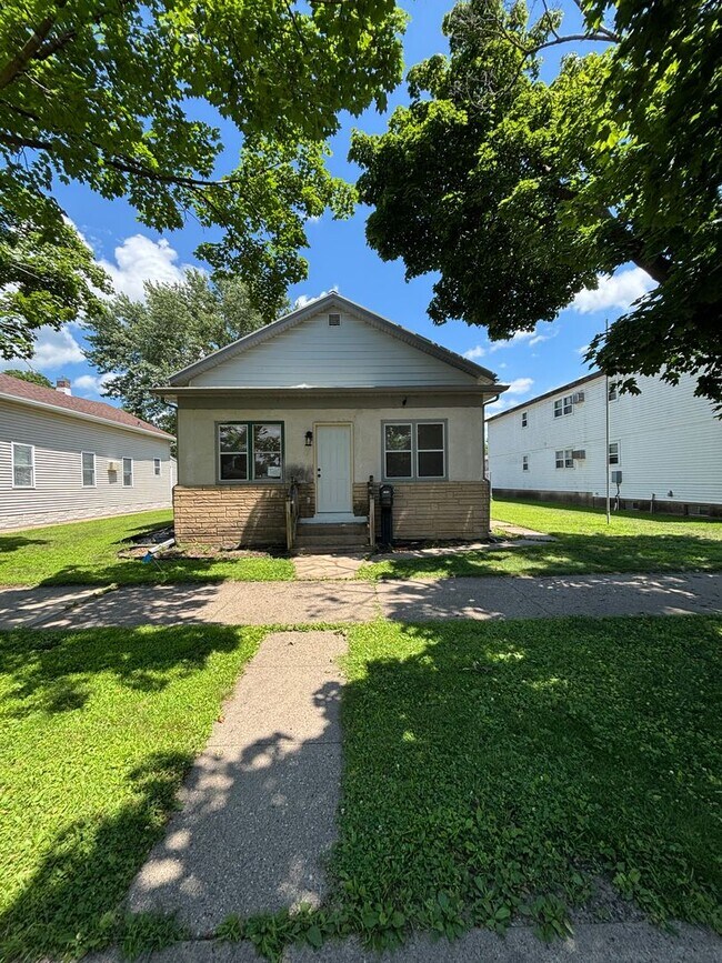 Foto del edificio - Fully Remodeled 3 Bed/1 Bath Home with Fenced Yard and 2-Car Garage!