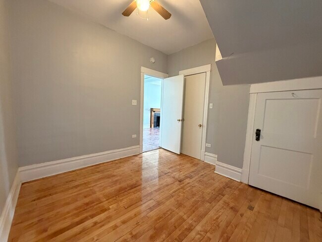 Foto del edificio - 7817 S South Shore Dr