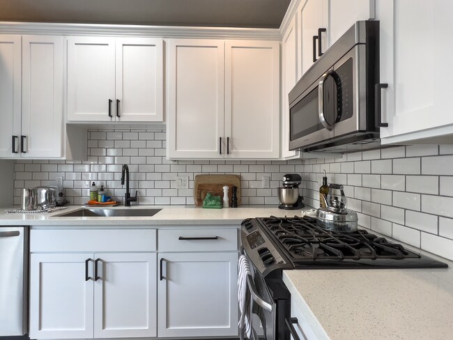 Building Photo - Beautiful 3 bedroom, 2.5 bath home in North Portland! Amazing Modern Kitchen and Great Natural Li...