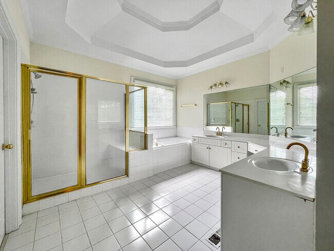 Foto del edificio - Beautiful Large 5 Bedroom Brick Home