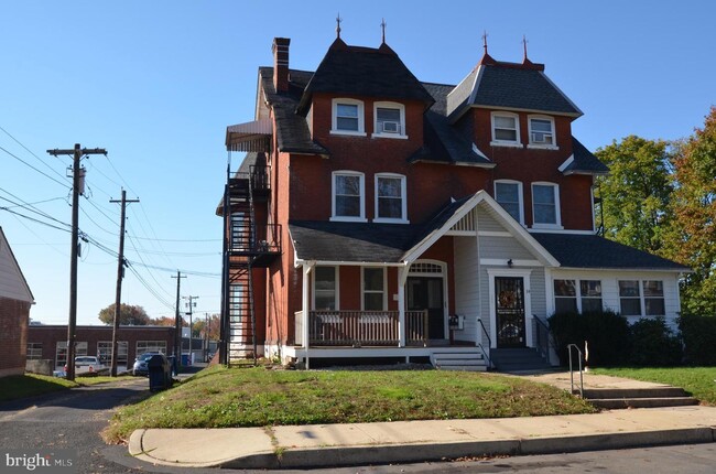 Building Photo - 12 W Mount Vernon St