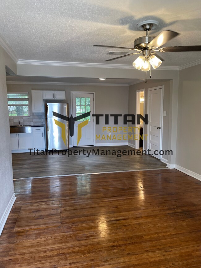 Building Photo - 4 bed/1.5 bath House