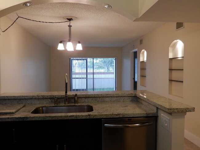 Building Photo - 6585 Somerset Dr