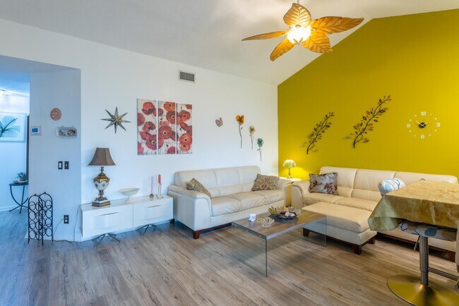 Building Photo - 6711 Via Regina