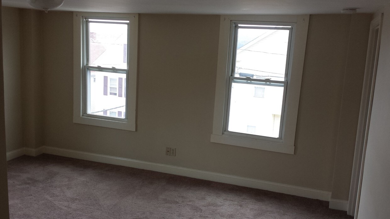 LIVINGROOM 1 - 385 Main St