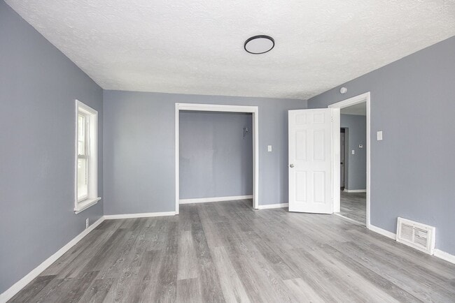 Building Photo - Charming 4-Bedroom Property in Prime Location