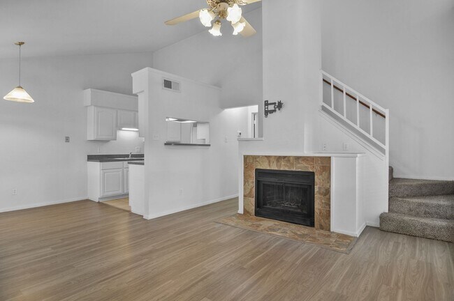 Foto del edificio - Beautiful Gated Townhome Great Location